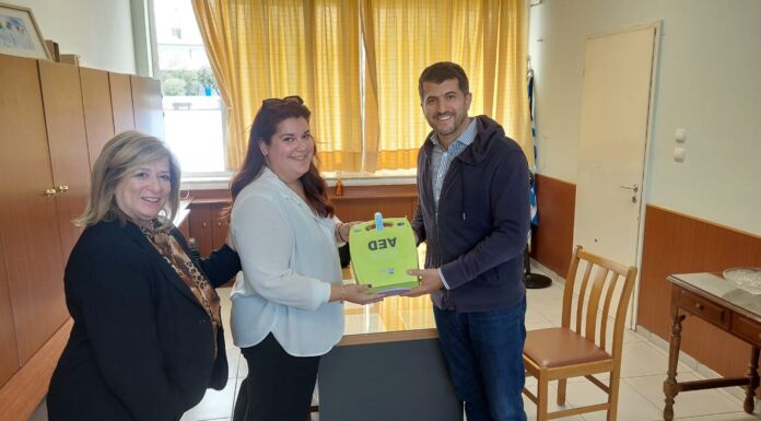 Ο Δήμαρχος Κηφισιάς παρέδωσε έναν απινιδωτή στο 4o Δημ. Σχολείο Κηφισιάς