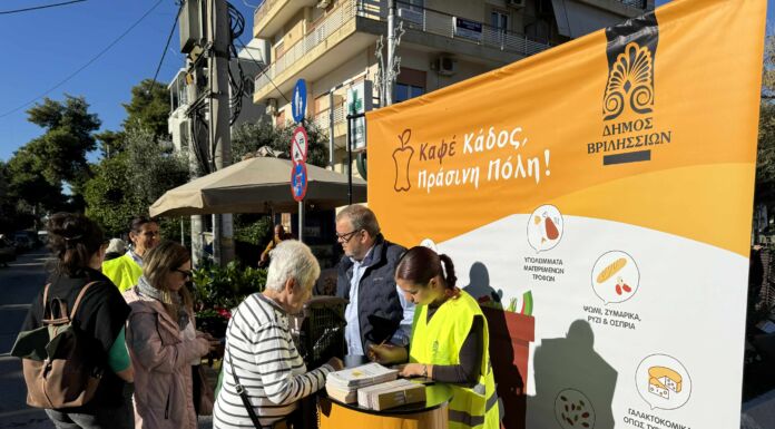 Δωρεάν διανομή εκατοντάδων μικρών καφέ οικιακών κάδων στην λαϊκή αγορά των Βριλησσίων