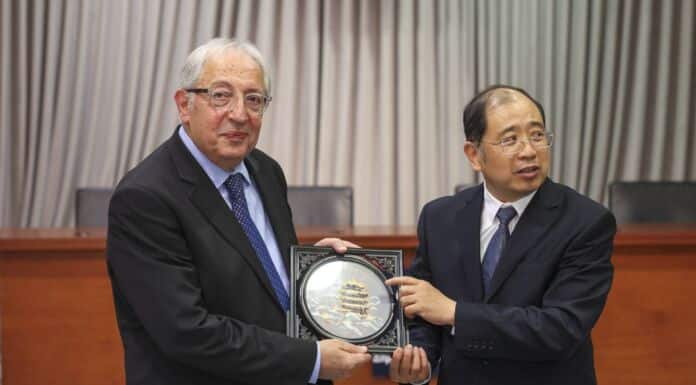 Ο Δήμαρχος Αμαρουσίου Θεόδωρος Αμπατζόγλου υποδέχτηκε την κινεζική αντιπροσωπεία της εκπαιδευτικής και πανεπιστημιακής κοινότητας της πόλης Γουχάν της Λαϊκής Δημοκρατίας της Κίνας