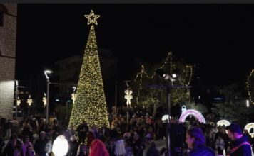 Φωταγωγήθηκε το Χριστουγεννιάτικο Δέντρο των Βριλησσίων