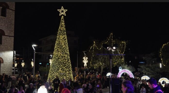 Φωταγωγήθηκε το Χριστουγεννιάτικο Δέντρο των Βριλησσίων