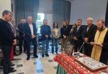 Ο Δήμαρχος Αμαρουσίου Θ. Αμπατζόγλου έκοψε την Πρωτοχρονιάτικη πίτα των μελών του ΚΑΠΗ, ανταλλάσσοντας μαζί τους εγκάρδιες ευχές για το νέο έτος