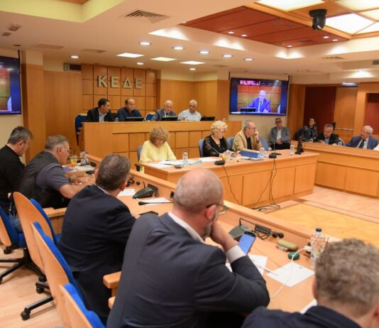 Στο επίκεντρο του ΔΣ της ΚΕΔΕ ο νέος Κώδικας Αυτοδιοίκησης, η οικονομική πίεση στους δήμους και κρίσιμα θεσμικά ζητήματα