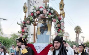 Με λαμπρότητα και κατάνυξη η λιτάνευση της Ιεράς Εικόνας του Αγίου Κοσμά του Αιτωλού στο Μαρούσι