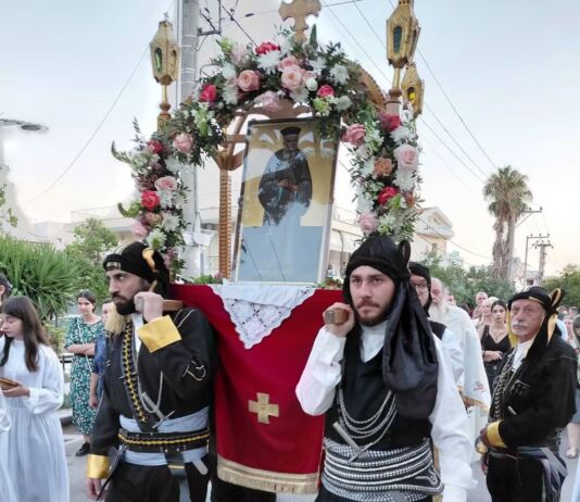 Με λαμπρότητα και κατάνυξη η λιτάνευση της Ιεράς Εικόνας του Αγίου Κοσμά του Αιτωλού στο Μαρούσι