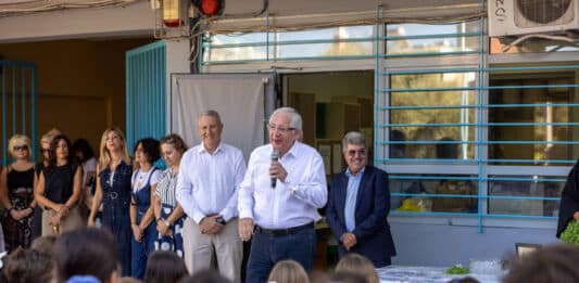 Ο Δήμαρχος Αμαρουσίου Θεόδωρος Αμπατζόγλου δίπλα στη μαθητική κοινότητα για το πρώτο κουδούνι της νέας σχολικής χρονιάς 2026-2027