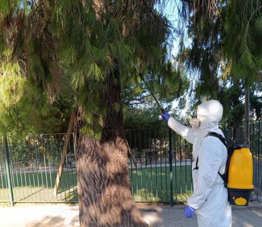 Συνεχίστηκαν και σήμερα Παρασκευή 4 Σεπτεμβρίου 2026 οι εργασίες κουνουποκτονίας σε κοινόχρηστους χώρους, προαύλια σχολικών εγκαταστάσεων και περιβάλλοντες χώρους Ιερών Ναών