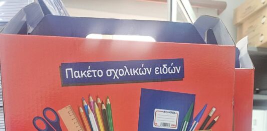 Διανομή σχολικών ειδών σε μαθητές από την Κοινωνική Υπηρεσία του Δήμου Μεταμόρφωσης.