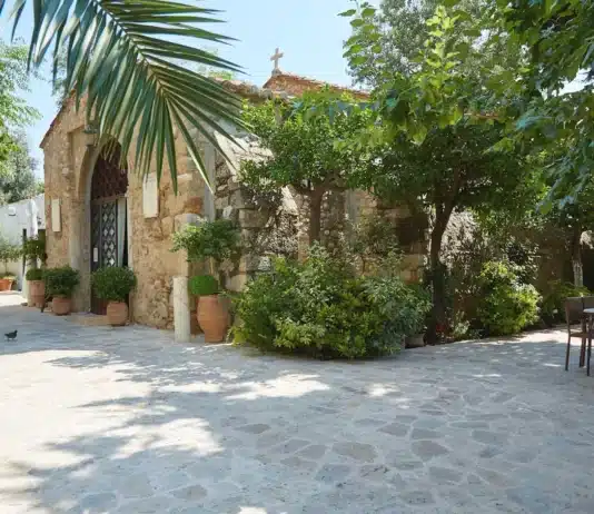 Mε κατάνυξη πλήθος πιστών γιόρτασαν την Παναγία τη Νερατζιώτισσα