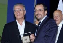 Ο ΠΡΟΕΔΡΟΣ ΤΗΣ ΚΥΠΡΟΥ ΝΙΚΟΣ ΧΡΙΣΤΟΔΟΥΛΙΔΗΣ ΒΡΑΒΕΥΣΕ ΤΟΝ ΓΙΑΝΝΗ ΘΕΟΔΩΡΑΚΟΠΟΥΛΟ